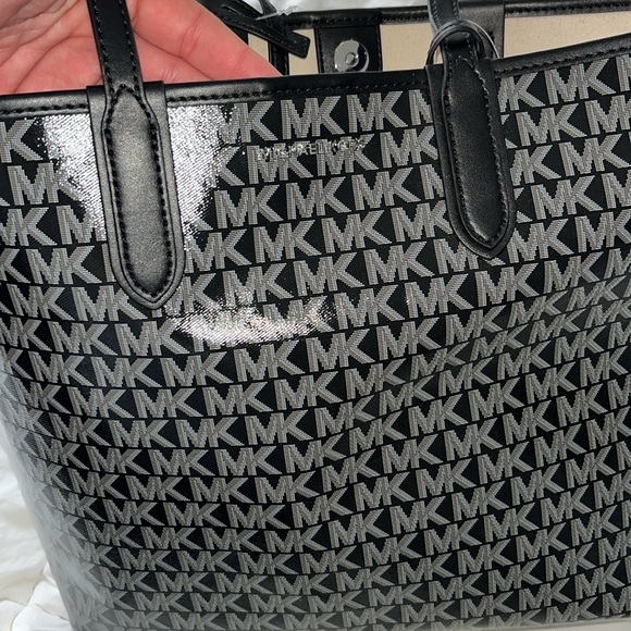 Michael Michael Kors Eliza Large East West
Open Tote with Wallet - Picture 3 of 8